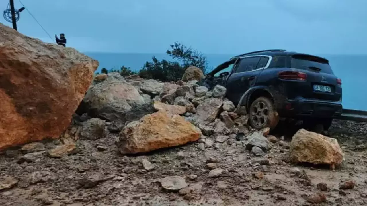 Mersin-Antalya karayolunda heyelan! Facia ucuz atlatıldı